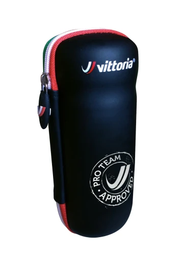 Pokrowiec na akcesoria o rozmiarach 0,5 litrowego bidonu zamykany na zamek błyskawiczny.