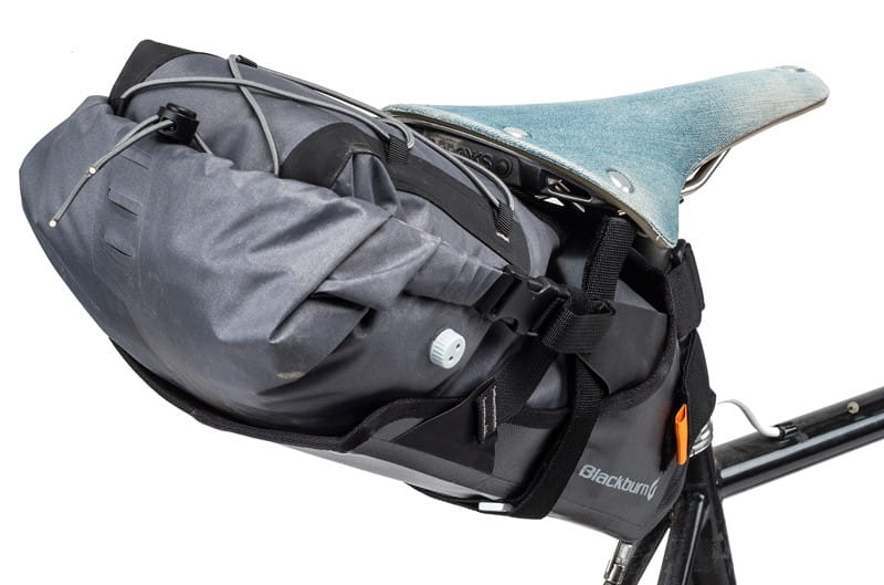 Torba pod siodło BLACKBURN OUTPOST ELITE SEAT PACK 10,5l z workiem wodoodpornym, metalowe mocowanie do sztycy pneumatycznej (NEW)