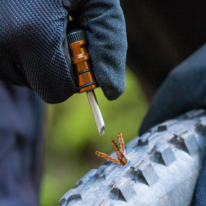 Zestaw naprawczy + pompka ręczna CO2 BLACKBURN PRO PLUGGER CO2 TIRE REPAIR KIT czarny (DWZ)