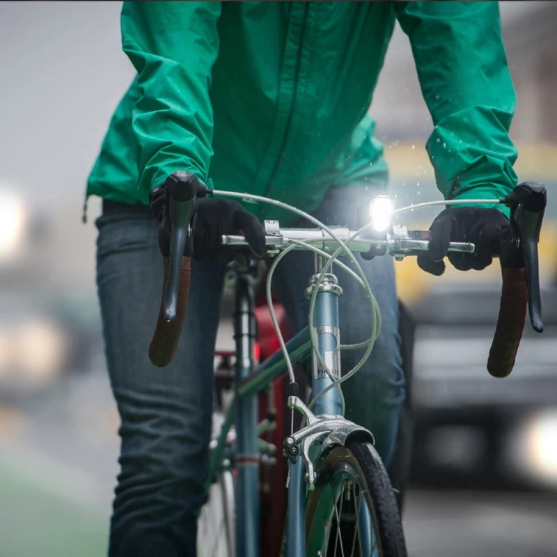 Lampka przednia BLACKBURN DAYBLAZER 550 FRONT, 550 lumenów czarna (NEW 2023)