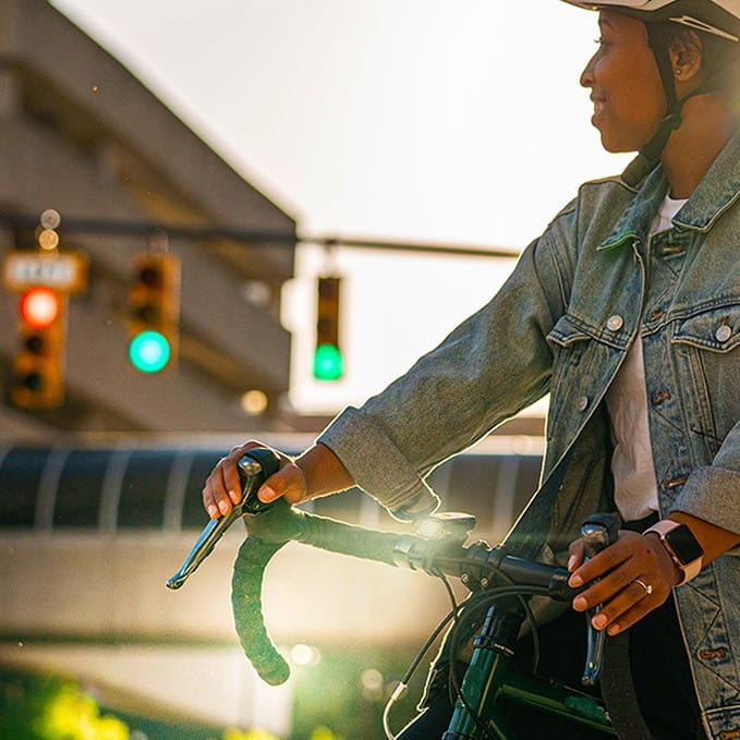 Lampka przednia BLACKBURN DAYBLAZER 550 FRONT, 550 lumenów czarna (NEW 2023)