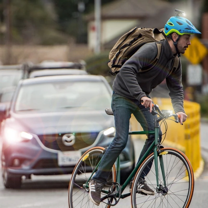 Lampka przednia BLACKBURN DAYBLAZER 550 FRONT, 550 lumenów czarna (NEW 2023)