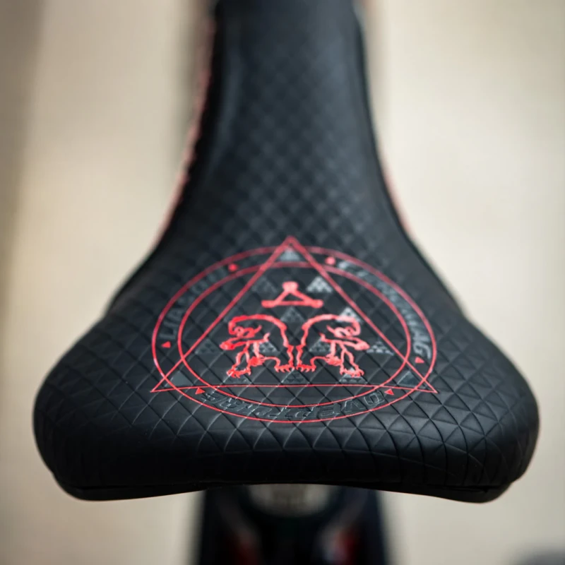chromag-overture-saddle-black-red-bike.webp