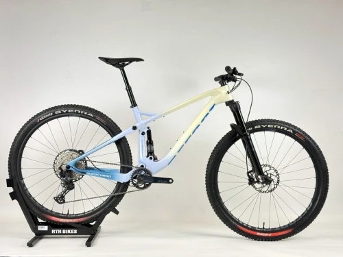 Rower MTB 29" SUPER HERO CARBON SLX blue-cream, rozmiar M (po testach, stan dobry, widoczne umiarkowane ślady użytkowania)